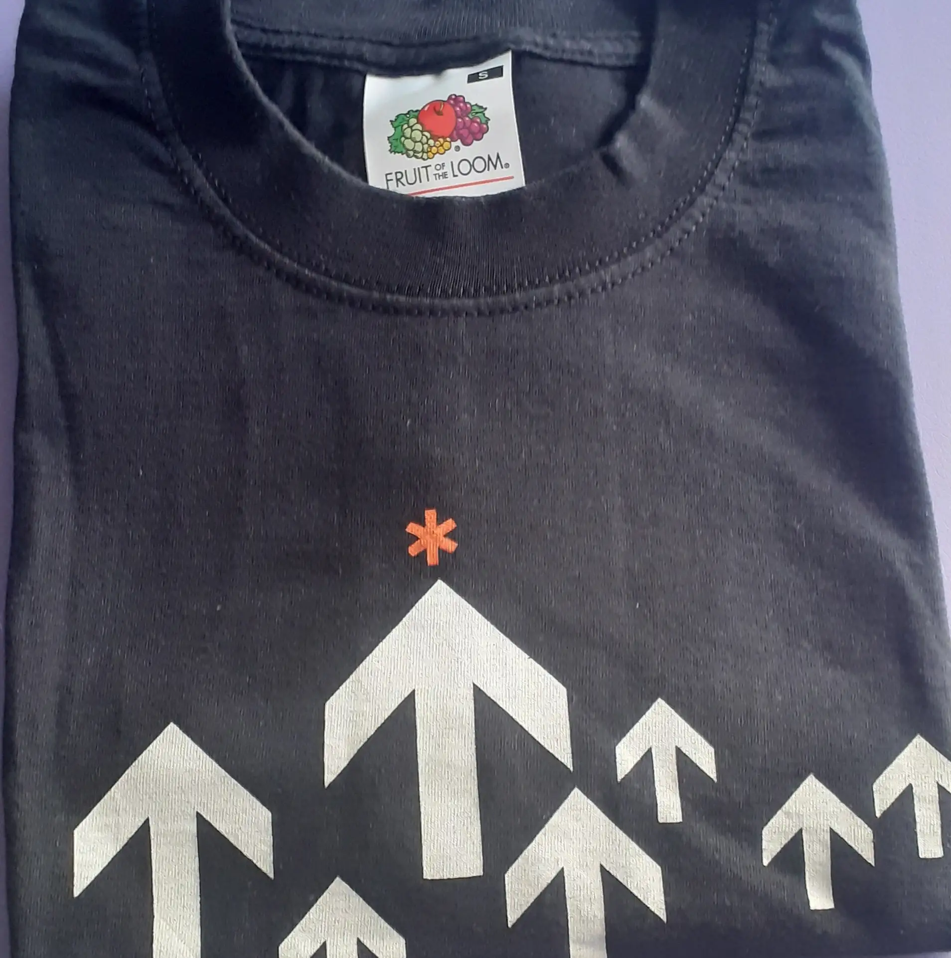 Camiseta negra gráfica