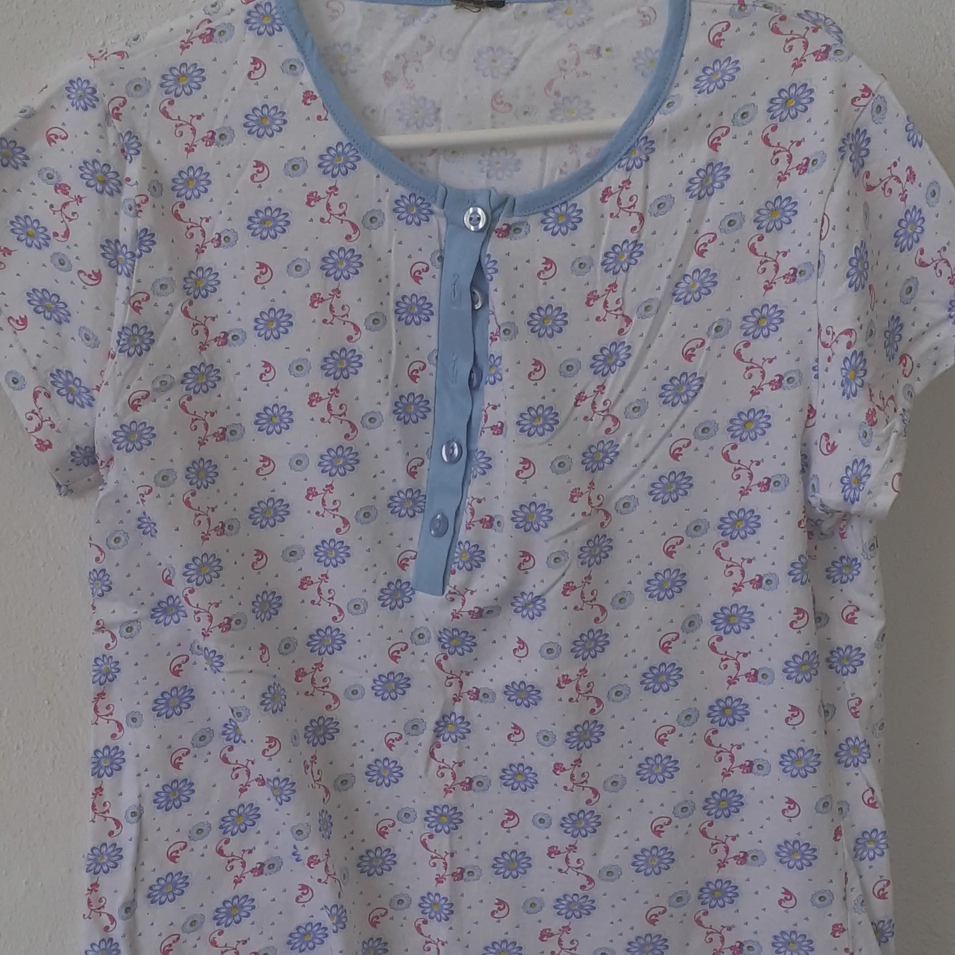 Camiseta blanca flores azules vintage