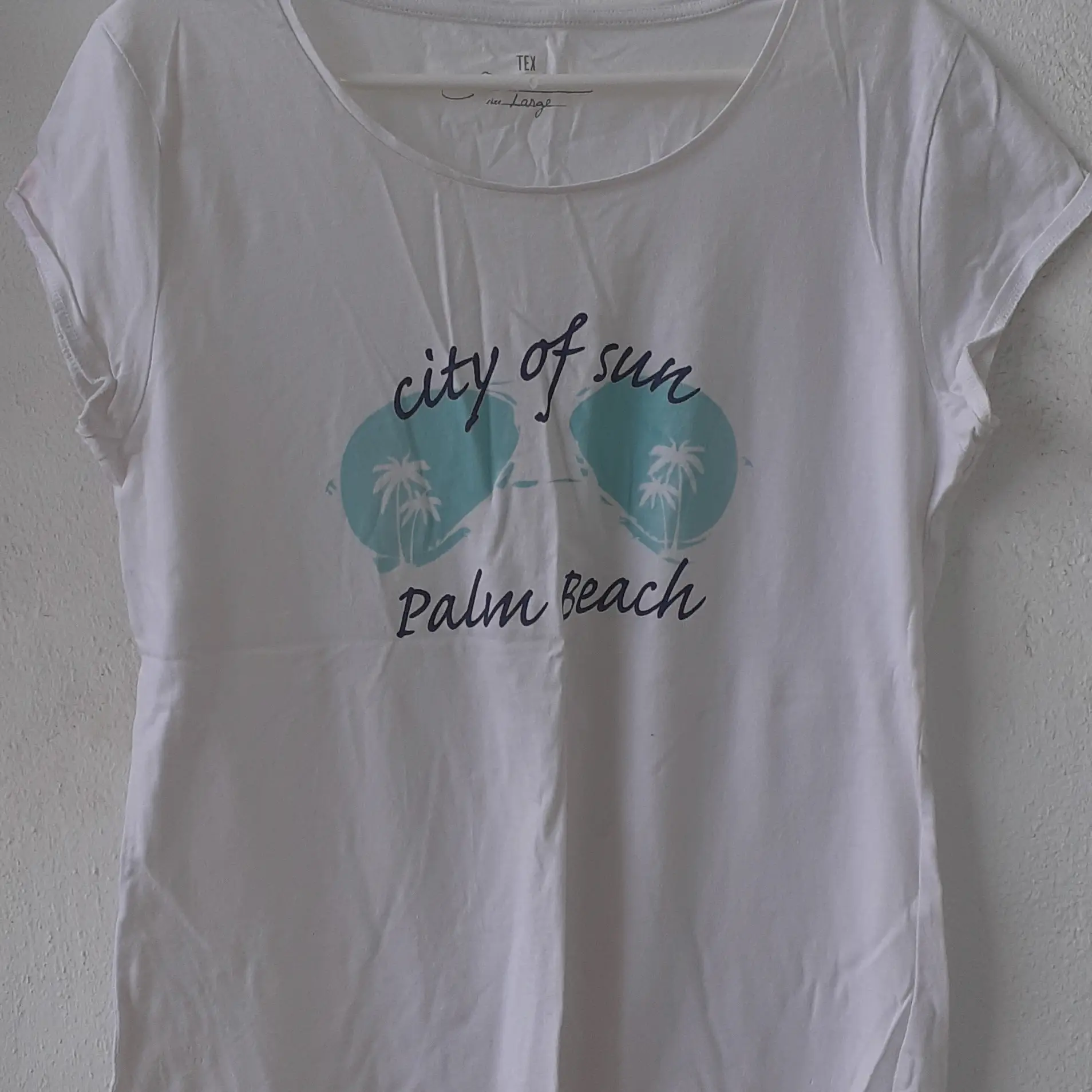 Camiseta-mujer-blanca-gafas-de-sol_resultado