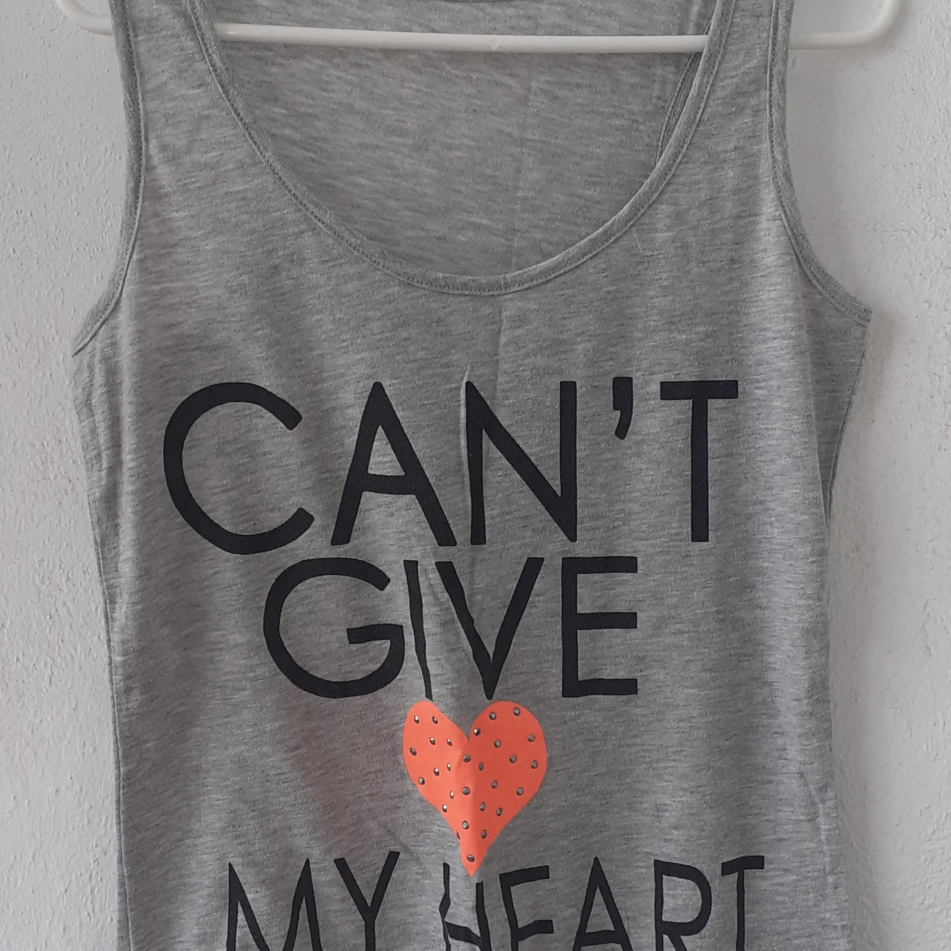 Camiseta-sin-mangas-gris-corazon-mujer_resultado