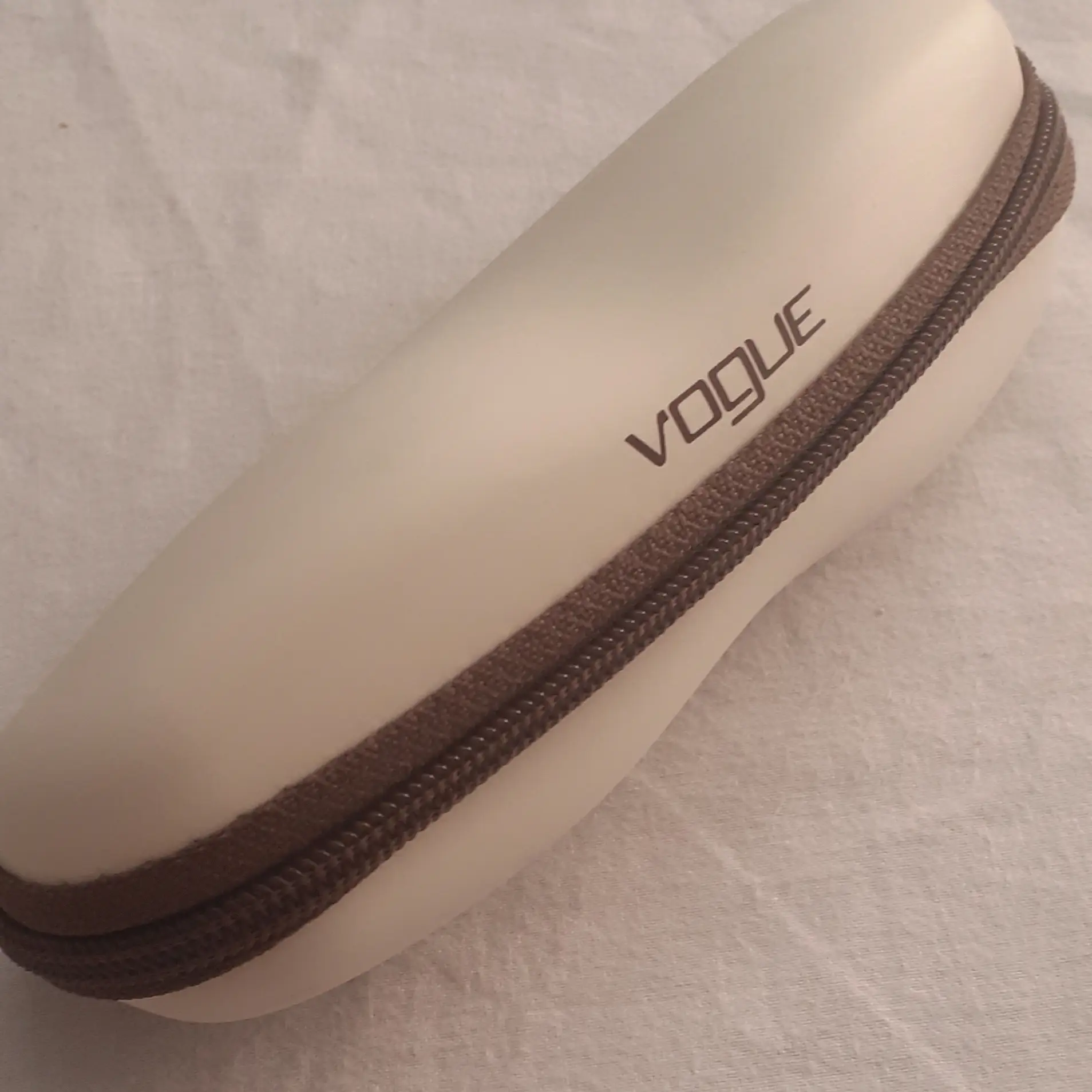 Complemento-funda-gafas-Vogue_resultado